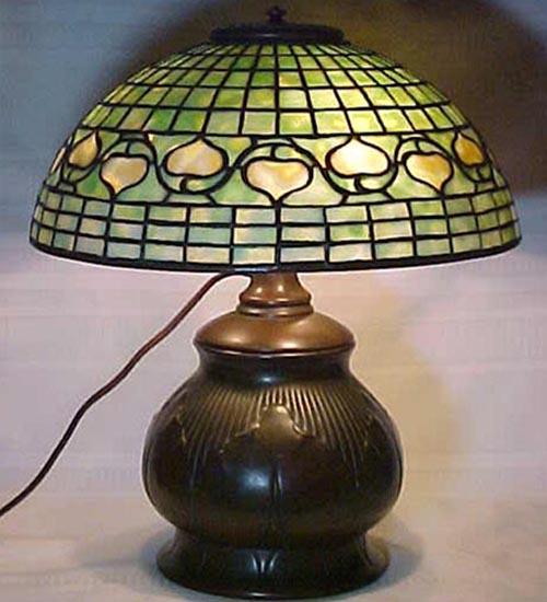 ORIGINAL TIFFANY ACORN W/TOBACCO LEAF TABLE LAMP